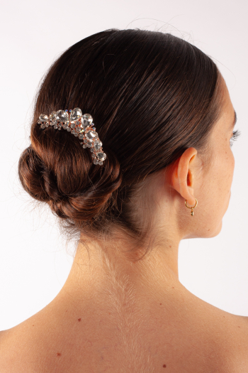 Elevating You Bridal Hairstyle With These Floral Hair Accessories |  Weddingplz